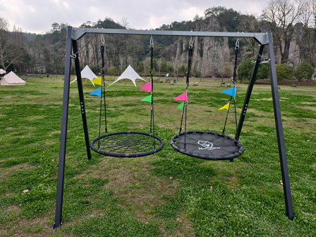 Juego de columpios de metal totalmente negro con dos asientos ajustables de red de PE