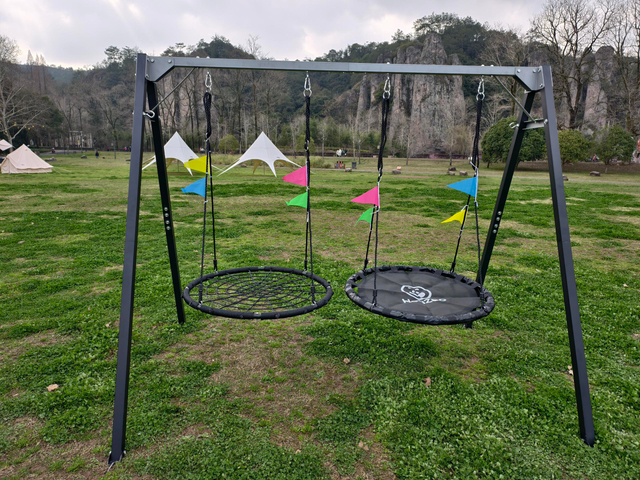 Juego de columpios negros con asientos dobles