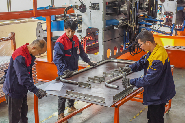 Trabajadores calificados que operan m&aacute;quinas de fabricaci&oacute;n de dise&ntilde;os de trampolines personalizados
