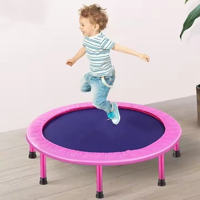Trampol&iacute;n de fitness para ni&ntilde;os con sonrisa amarilla para uso en interiores