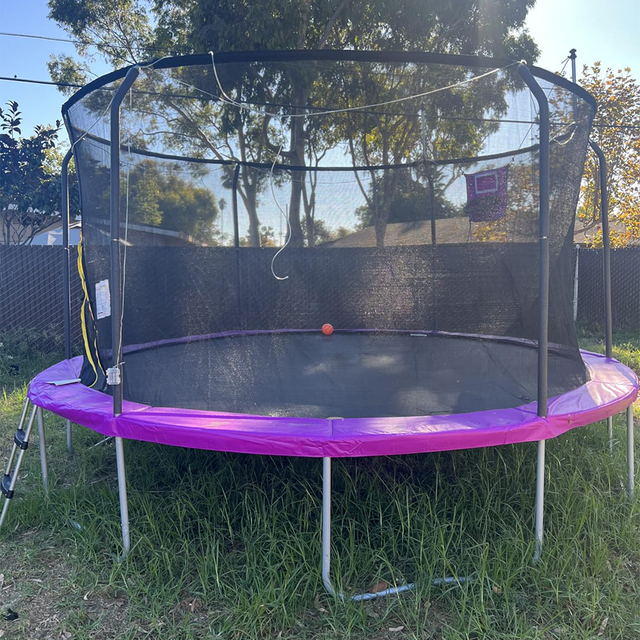 Trampol&iacute;n al aire libre de lujo en forma de 7 con aro de baloncesto con luces LED