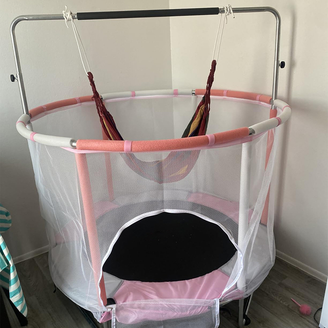 Trampol&iacute;n para ni&ntilde;os 3 en 1 de 55 pulgadas con columpio para saco de boxeo
